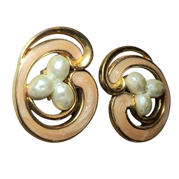 Vintage 80's 90's AVON Gold Tone Peach Enamel Faux Pearls Pierced Earrings - Picture 3 of 7